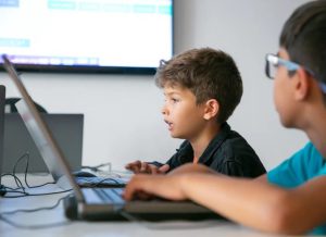 بهترین زبان های برنامه نویسی برای کودکان چیست | بهترین زبان برنامه نویسی برای شروع یادگیری